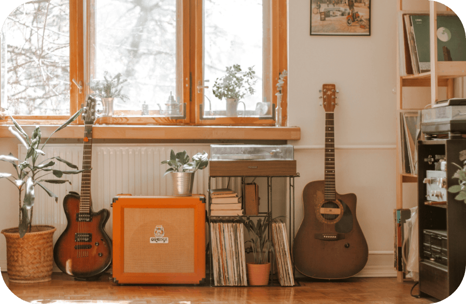 ギターとオレンジ色のスピーカーがある部屋